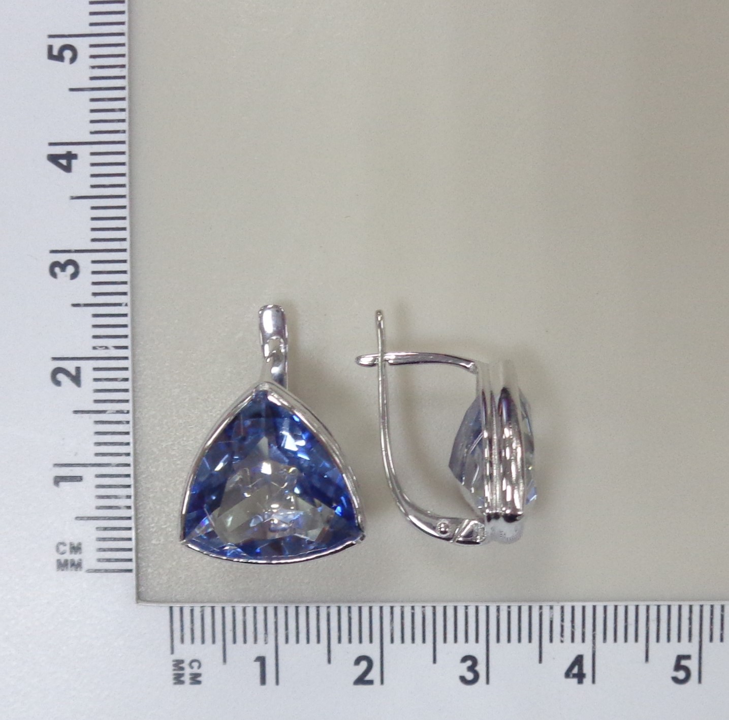 Серебряные серьги с синим горным хрустале